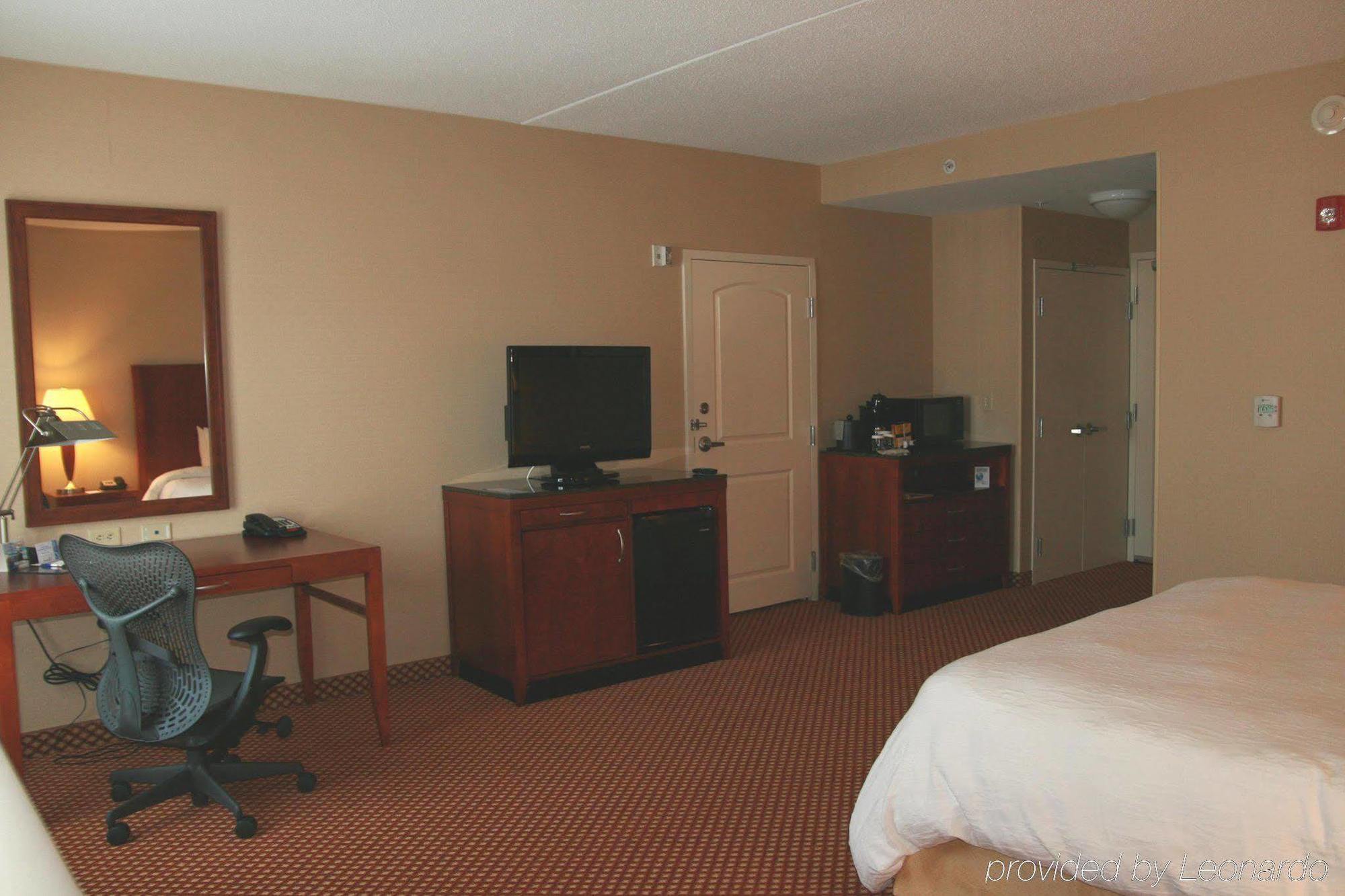 Hilton Garden Inn Mystic/Гротън Стая снимка